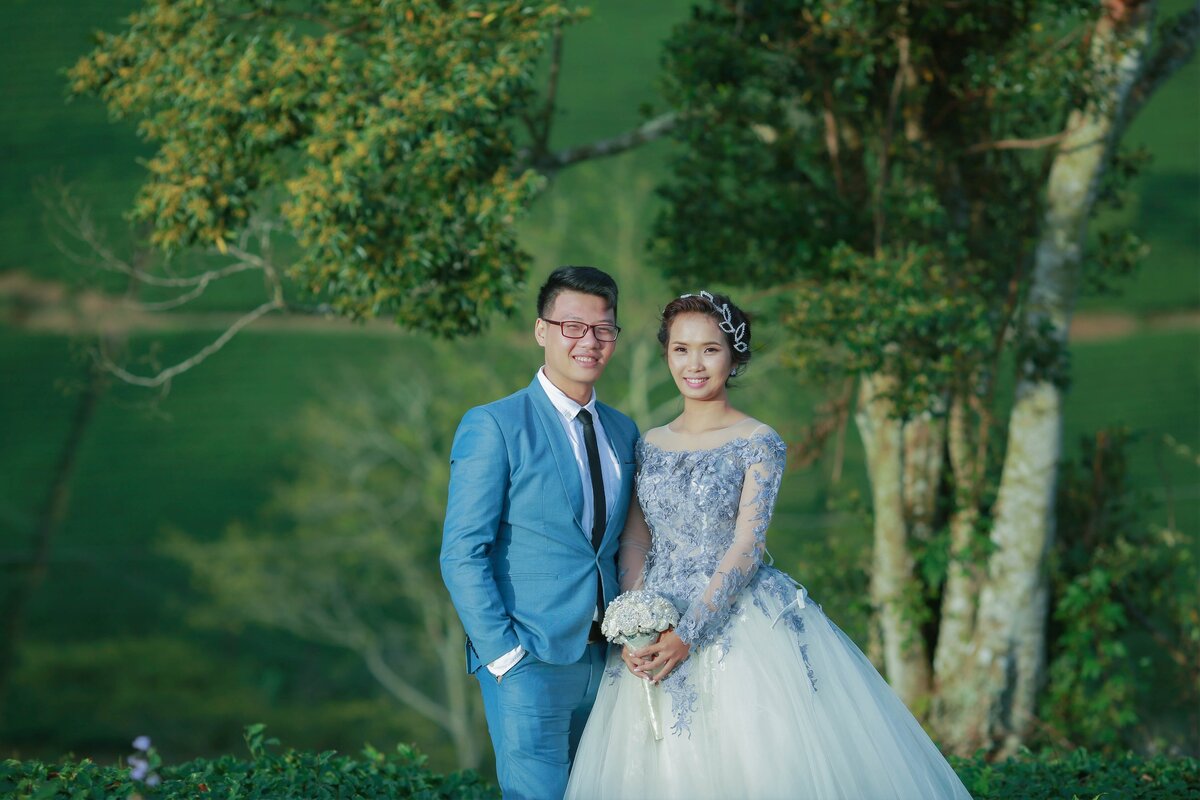 2020 Wedding Trend: Blue Suiting for Groom