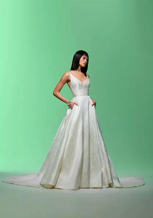 choose a timeless and seasonless wedding dress