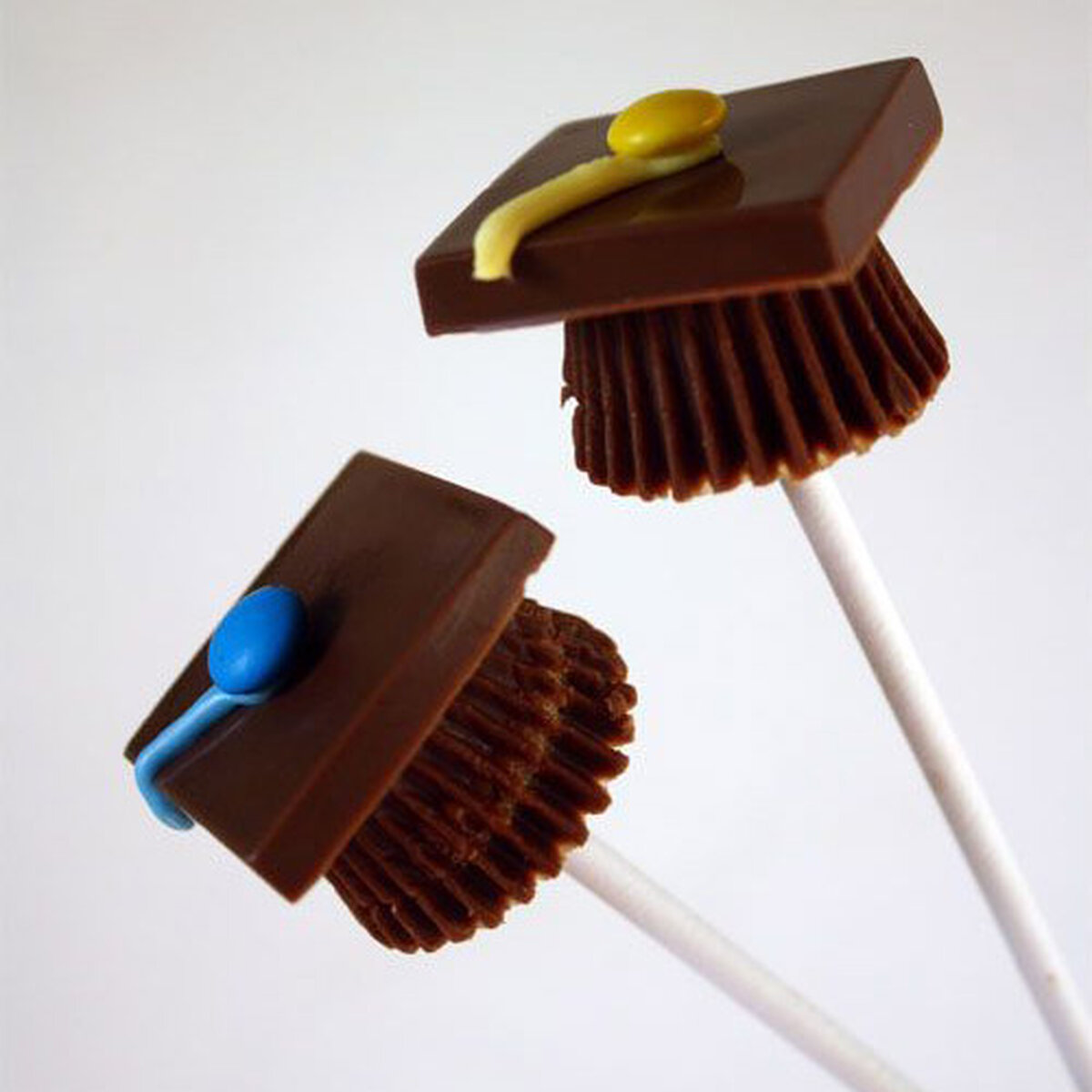 DIY Graduation Party Favors make reeses graduation cap