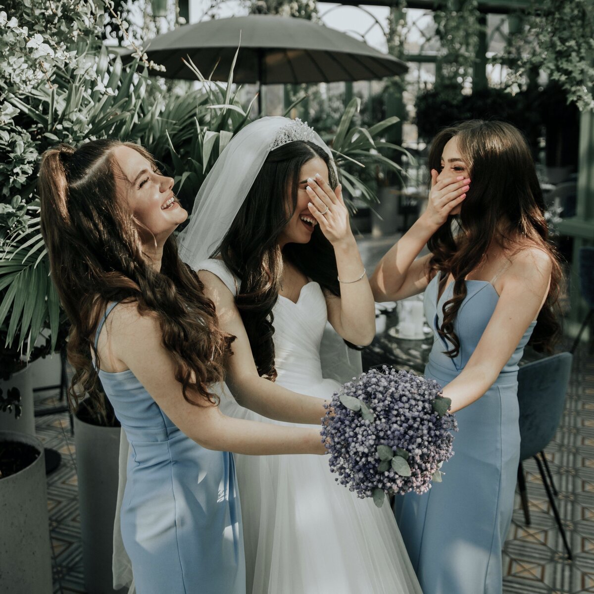 For Your Party predicts that contrasting colors and dusty colors will be a 2022 wedding trend