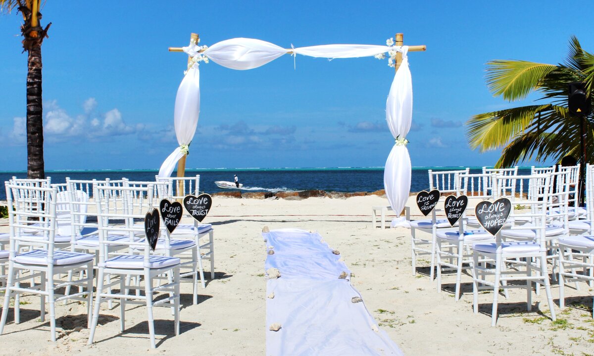 destination wedding photo by Arshad Pooloo