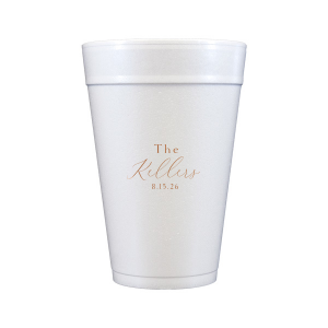 Exuding charm, the Surname Script Cup highlights the couple's shared surname in a bold, contemporary script. This design, focused on the last name with the event date subtly included, beautifully commemorates the unity celebrated on their wedding day.