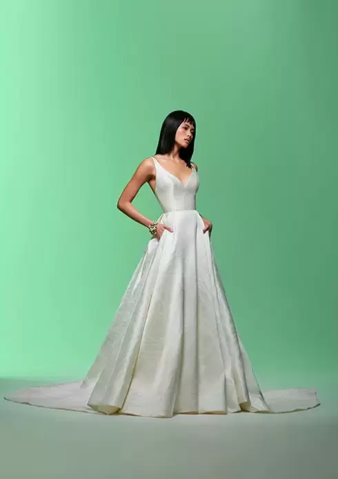 choose a timeless and seasonless wedding dress