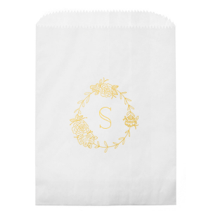 The Romantic Peony Frame Monogram Bag elegantly captures the essence of joy and romance. A wreath of lush peonies and greenery forms a delicate frame, encircling the celebrant's initial in a graceful display. This design exudes elegance, symbolizing happiness, prosperity, and a blissful union.