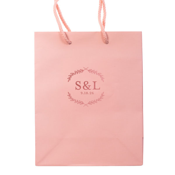 Delight guests with the Leaf Frame Wedding Gift Bag, elegantly adorned with the couple's bold initials and wedding date. The surrounding leafy arches add a touch of natural sophistication, making each bag a beautiful token of the couple's union.