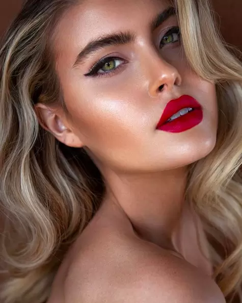 timeless bridal make up guarantees a gorgeous look, no matter the season