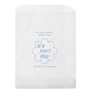 Personalize this modern birthday bag! This on trend design will tie together your minimal birthday aesthetic. Custom bags are a fun addition at your birthday and add a unique and memorable touch. 