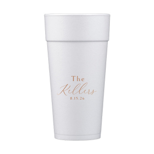 Exuding charm, the Surname Script Cup highlights the couple's shared surname in a bold, contemporary script. This design, focused on the last name with the event date subtly included, beautifully commemorates the unity celebrated on their wedding day.