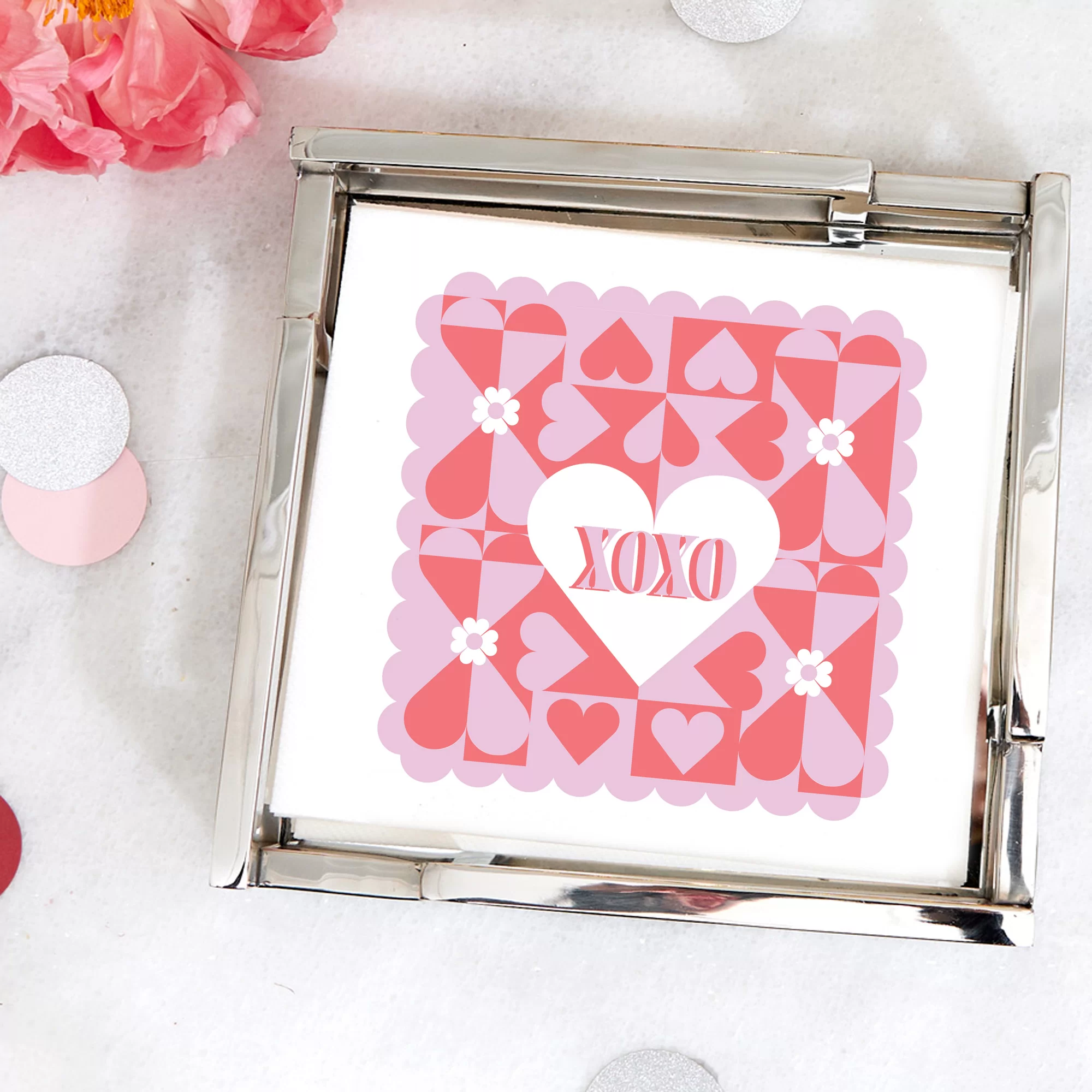 Heart pattern napkin with XOXO in a retro style