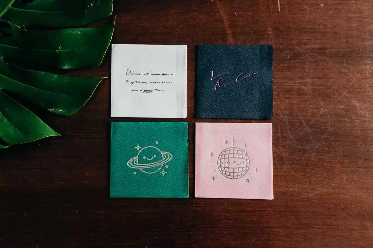 mix matched cocktail napkins adds dimension to your wedding bar décor