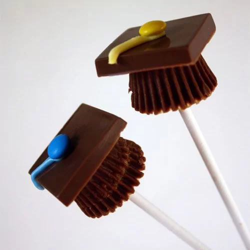 DIY Graduation Party Favors make reeses graduation cap