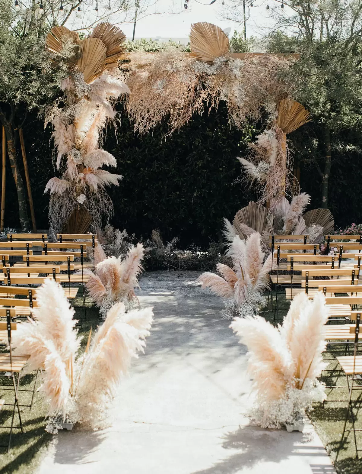 breathtaking pampas grass wedding aisle décor