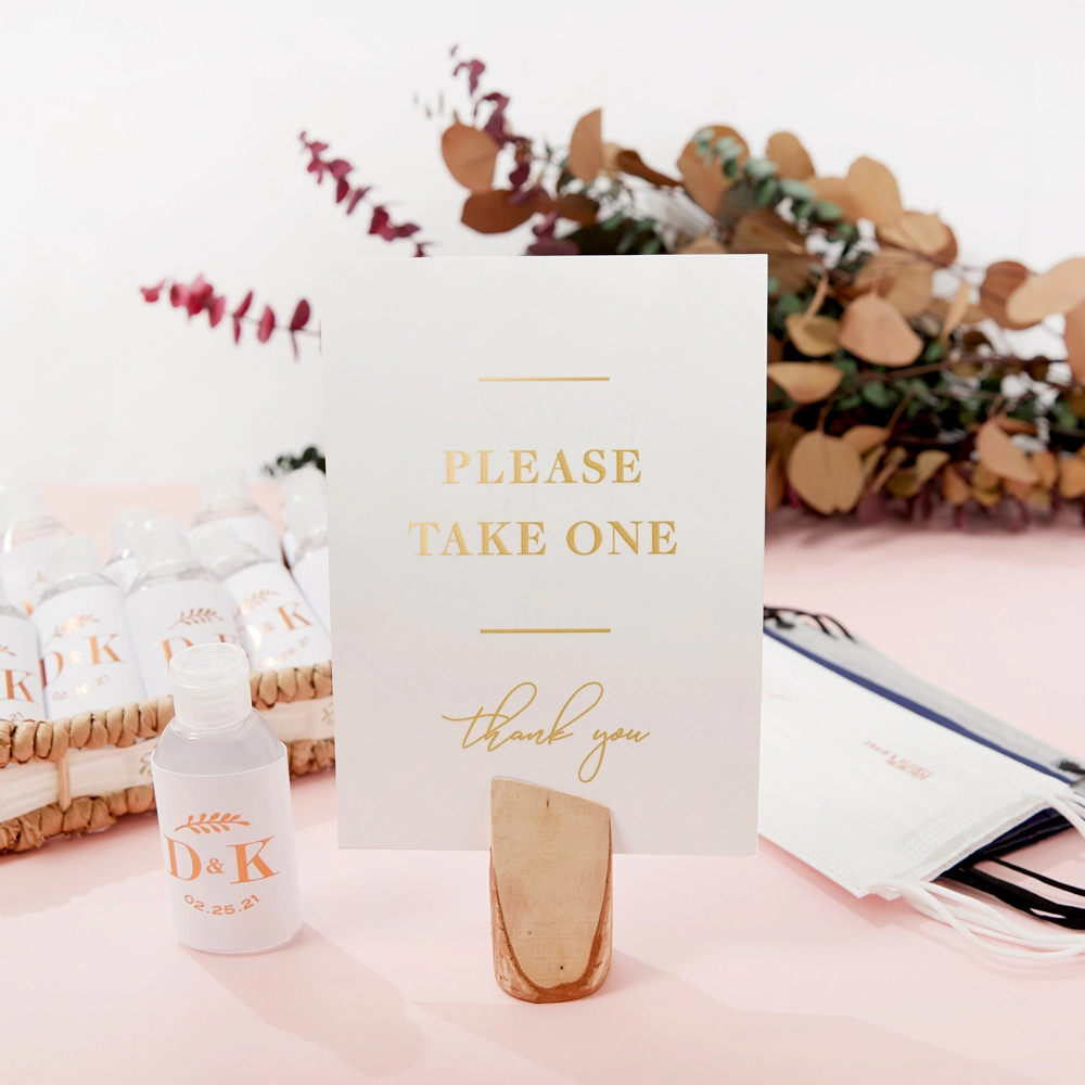 Social distancing + table signs are a helpful addition to your wedding décor in 2021.