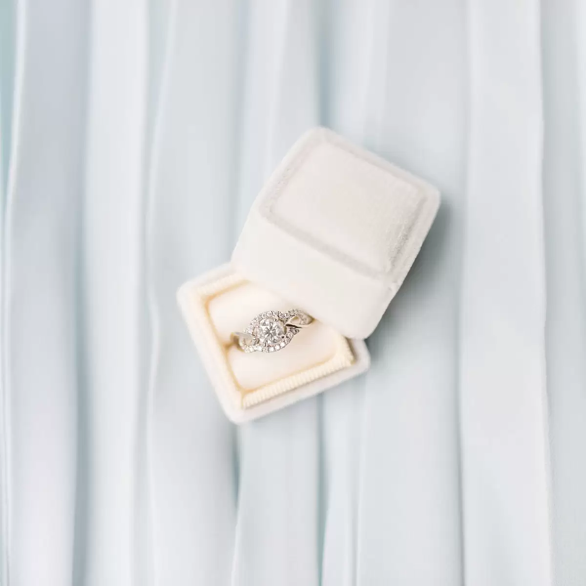 engagement ring and how to start wedding planning