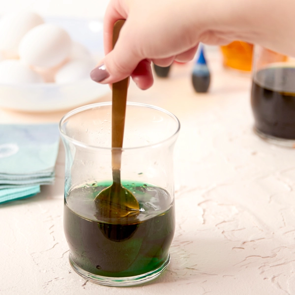 How to dye an Easter egg