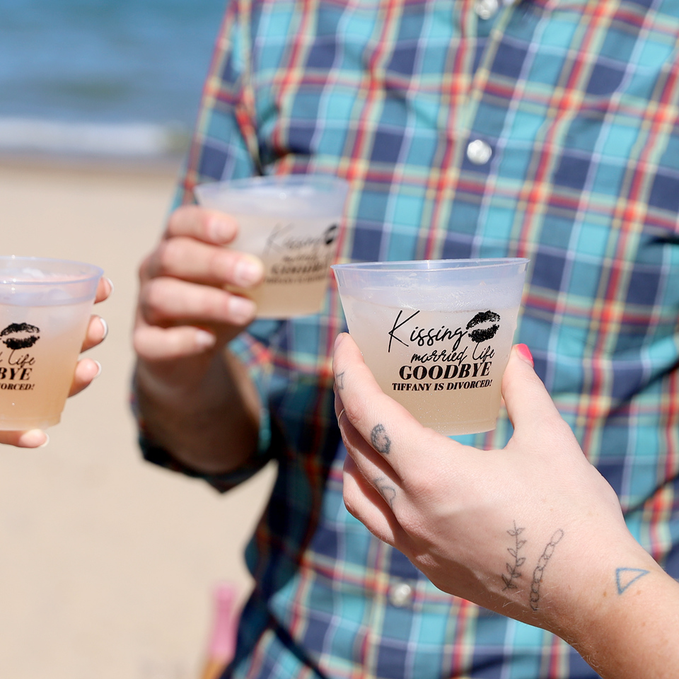 Kissing Married Life Goodbye Divorce Party Cup