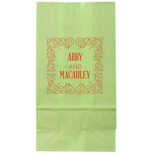 Encase your gifts in botanical elegance with the Elegant Floral Frame Bag, where a tapestry of swirling flourishes forms a lush square frame. Within this intricate border, the couple’s names bloom, turning every favor into a work of art.